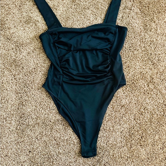 Ruched Front Backless
Straps Bodysuit
Black / 6(M) - Picture 4 of 6